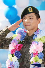 组图：韩歌手刘承灿退伍 手捧鲜花满面笑容