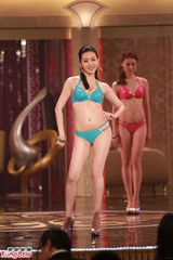 组图：亚姐中华区总决赛众佳丽性感泳装登台