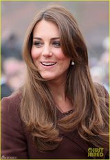 组图：凯特王妃细高跟挺孕肚 笑容甜美面庞圆润