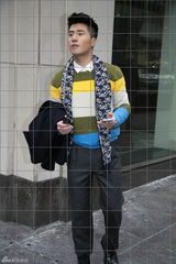 组图：李晨浩纽约街拍洋溢无敌青春气息