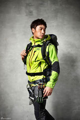 高清组图：韩星严泰雄高雅拉户外写真出炉自然俏皮