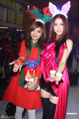 组图：弦子粉嫩薄沙滑冰秀性感 豆花妹再现村姑装