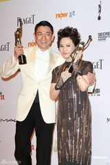 组图：刘德华叶德娴凭《桃姐》金像奖称帝封后