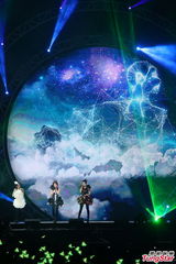 组图：S.H.E开唱上演变装秀 劲歌热舞high不停