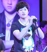 组图：李天一秀爱车照 全家幸福镜头盘点