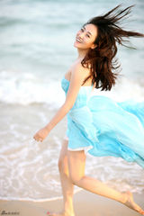 组图：高姝瑶海边拍写真 飘逸青春活力四射