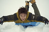 高清图：李敏镐拍广告吃雪堆雪人显天真烂漫