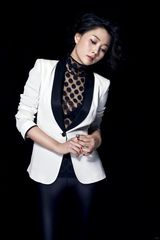 组图：殷桃杂志写真曝光 简洁干练尽显御姐气质