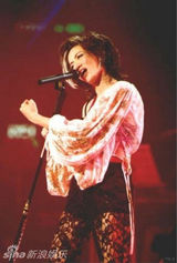 策划：回顾梅艳芳经典舞台 百变造型成传奇