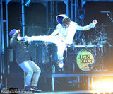 组图：贾斯汀个唱大秀凌空飞踹 小正太太空舞步劲爆