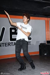 组图：吴克群内地跨年 无暇陪女友何超莲