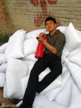 幻灯图：佟大为成灭火战士 新好男人形象受追捧