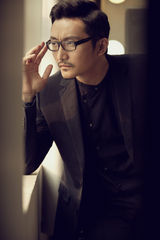 高清组图：涂松岩拍大片展成熟魅力 目光神秘深邃