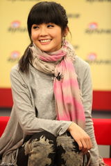 高清图：《美丽密令》主创聊天 阿Sa(蔡卓妍)表情多变