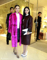组图：熊乃瑾俏丽亮相品牌活动 精心选购时尚新品