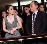 高清图：巩俐出席品牌店开业 低胸晚装华丽抢镜