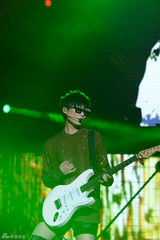 组图：李宇春上海开唱遭男舞者抱 父母首度现身