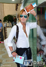 组图：张根硕赴日 扎马尾穿破洞裤装扮个性