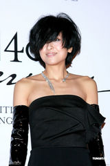 周迅豹纹短裙亮相秀香肩 李连杰教拍武打片(图)