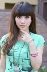 组图：柳岩绿衣红鞋清爽出行录唱《岳母》主题曲