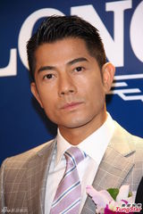 组图：郭富城帅气西装亮相台湾 称与妈妈过圣诞