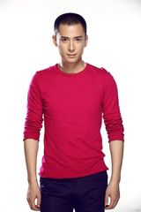 组图：韩栋新春红衣贺岁写真 阳光俊朗