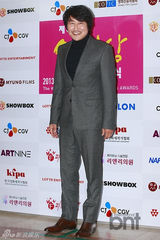 组图：朴信惠镂空装亮相第33届影评奖颁奖礼