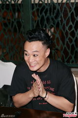 组图：陈奕迅演唱会化浓妆 搞怪献唱掀高潮