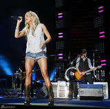 高清图：凯莉-安德伍德音乐节上演出 热裤献唱