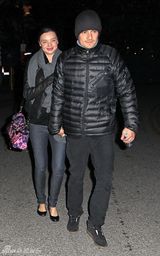 高清组图：奥兰多-布鲁姆秀恩爱 精灵王子护大肚娇妻