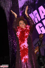 组图：格莱美歌手梅西葛雷香港开唱 紫裙闪耀