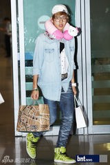 组图：韩团INFINITE和U-KISS机场显潮范儿