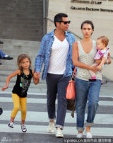 组图：杰西卡-阿尔芭四口之家幸福出街