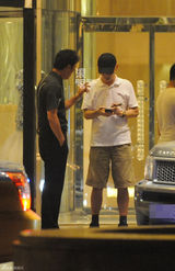 独家：葛优会友吃饭 酒店门口抽雪茄热聊