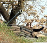 组图：导演朱莉教演员耍枪 买堡垒蛋糕为剧务庆生