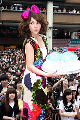 幻灯图：杨丞琳获赠G奶蛋糕 粉丝祝其拥有傲人胸部