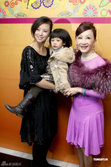 组图:翁虹亮相为朋友庆生 俯身哄女儿大秀性感