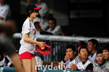 组图：韩女星裴斗娜为棒球比赛开球有模有样