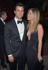 组图：安妮斯顿深V风骚露胸 与未婚夫现身时尚派对