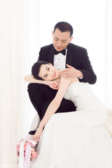 组图：黄海冰与甄锡好事将近 婚纱照甜蜜相拥