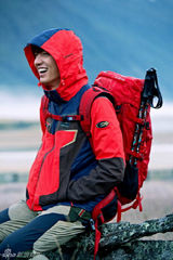 组图：李敏镐公开新广告拍摄现场 展帅男人魅力