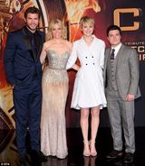 组图：《饥饿2》首映 劳伦斯西装裙短发利落