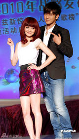 幻灯图：张韶涵携手罗志祥代言 默契合影似情侣