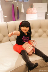 组图：李湘一家巴黎逛名店 萌娃王诗龄讨价还价