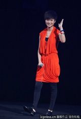 组图：李宇春携手世界冠军演绎冰舞上海