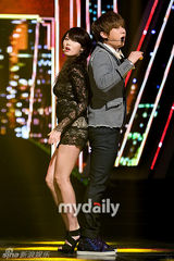 组图：韩歌手泫雅贤胜贴身辣舞 A pink首获冠军