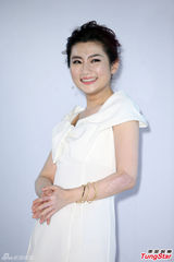 组图：Selina被夸变瘦开心 胳膊伤痕仍明显