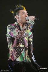 组图：梁汉文香港红馆开唱 圈中好友齐助阵