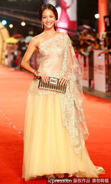 组图：金钟奖红毯美女主播Janet裸背化身异国贵族