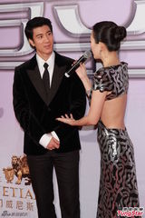 组图：章子怡性感真空亮相 与王力宏结伴走红毯